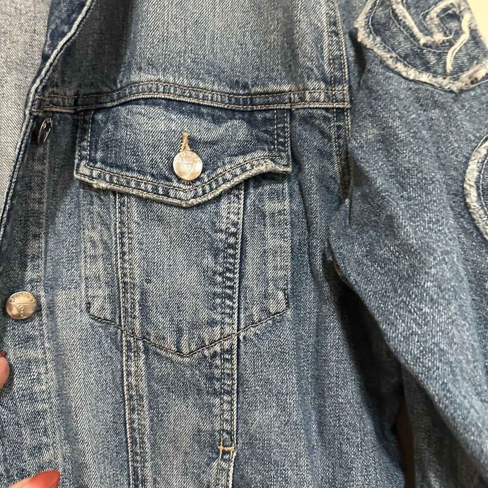 Guess women’s vintage 90s iconic denim jacket with distressed guess on sleeve. M - Picture 5 of 9